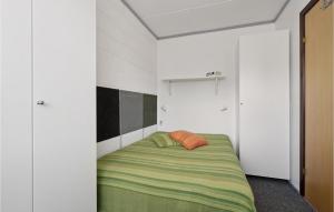 NymindegabGorgeous Apartment In Nrre Nebel With Kitchen的一间卧室配有一张带橙色枕头的床