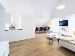 埃申茨Exklusive 4.5 Zimmer Wohnung für Familien und Business的客厅配有沙发和桌椅