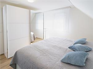 埃申茨Exklusive 4.5 Zimmer Wohnung für Familien und Business的一间卧室配有一张带蓝色枕头的床。