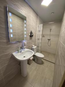 陶拉格Viešbutis Banga的一间带水槽、卫生间和镜子的浴室