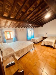 甘巴西泰尔梅Albergo Dal Fata的一间大卧室,配有两张床和一张桌子