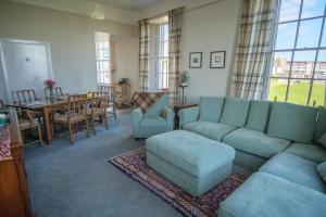 DysartJohn McDouall Stuart View的客厅配有沙发和桌椅
