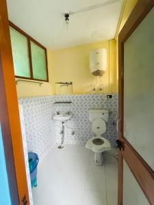 斯利那加hotel new sahil的一间带卫生间和水槽的浴室