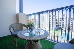 迪拜Nasma Luxury Stays - Fancy Apartment With Balcony Close To MJL's Souk的美景阳台配有桌椅