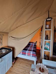 帕尔马迪蒙泰基亚罗Tendu' Punta Bianca Glamping Camp的一个带床和水槽的帐篷