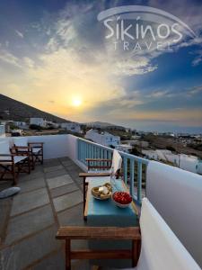 乔拉弗雷恩多斯Traditional Maisonette with picturesque Chora View的阳台配有一张桌子,上面放着一碗水果