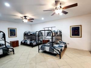 阿马蒂特兰Chalet Santa Teresita的客房设有三张双层床和吊扇。