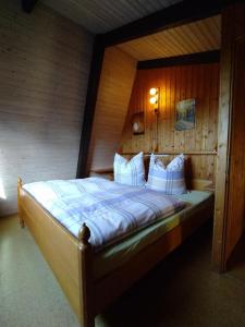 弗赖翁Freyunger Berghaus的一间卧室配有一张木墙床