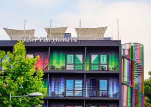 罗列特海岸BPM Lloret Hotel的一座有色彩缤纷的建筑,上面有标志