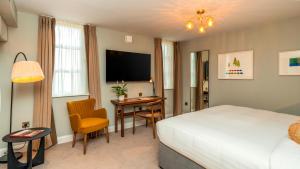 都柏林The Fleet的酒店客房配有一张床、一张书桌和一台电视。