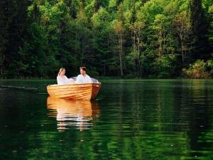 格伦德尔湖格伦德尔西斯酒店的湖上船上的男女