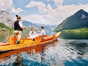 格伦德尔湖格伦德尔西斯酒店的一群人乘着木船在湖上