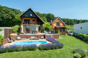 Sveti Ivan ZelinaJuras Country House, bazen, sauna ,hot tube,vrt的庭院中带游泳池的房子