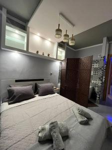 塞萨洛尼基VIP Apt. Pezodromos Kalamarias的一间卧室配有一张大床和毛巾