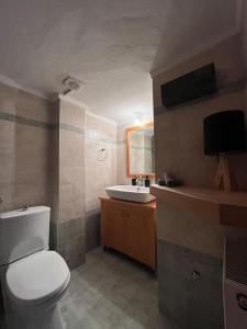 塞萨洛尼基VIP Apt. Pezodromos Kalamarias的一间带卫生间和水槽的浴室
