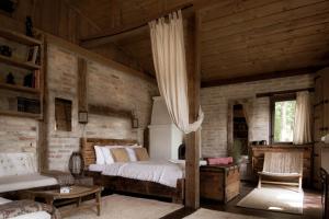泽拜盖尼Naphegy vendégház的一间卧室设有一张床和木墙