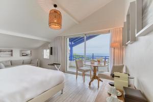比达尔凯旋门别墅酒店的一间卧室配有一张床和一张桌子,享有美景