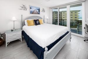 沃尔顿堡滩Nautilus 2510 Gulf View 2 Bedroom 5th Floor Free Beach Service的一间卧室设有一张床和一个大窗户