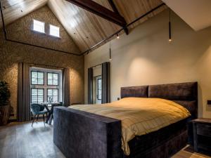 Sint-OedenrodeLindenhuys Logies的一间卧室设有一张大床和木制天花板