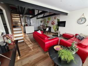 辛佩尔费尔德Belle - Mooi Zuid Limburg的客厅配有红色的沙发和桌子