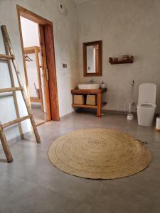 马特姆维Sunny Villa Matemwe的浴室设有水槽,地板上铺有地毯。