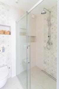 新塔尔格Kurka Chata的一间带玻璃淋浴间和卫生间的浴室