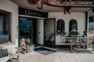 埃尔瓦尔德Alpenappartements Cristall的一辆停在外面自行车的前方商店