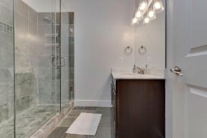 华盛顿Luxe Townhouse Flat in Hip Neighborhood, Near Metro的带淋浴和盥洗盆的浴室