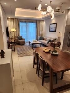 富查伊拉Address Beach Resort Fujairah - 2 bedroom apartment的用餐室以及带桌椅的起居室。