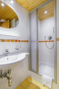 基茨比厄尔Chalet Mora-lodge by Alpine Host Helpers的一间带水槽和淋浴的浴室