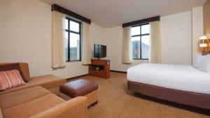 德梅因梅因市中心凯悦嘉轩酒店的酒店客房,配有床和沙发