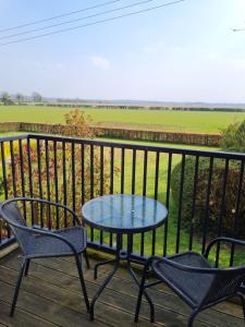 埃尔默顿Barley View的享有田野景致的甲板上的桌椅