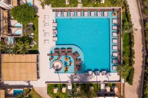 赫索尼索斯KING MINOS RETREAT Resort & Spa的享有度假村游泳池的顶部景致