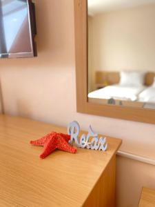 巴尔奇克Family Hotel Morska Zvezda的一只红海星坐在卧室的桌子上
