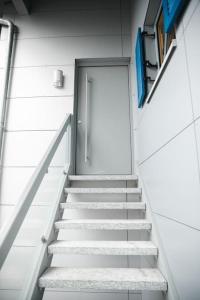 布尔格伦根费尔德Apartment mit Burgblick的楼梯通往大楼的门