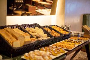 里斯本我的故事特茹酒店的自助餐,包括不同类型的面包和糕点