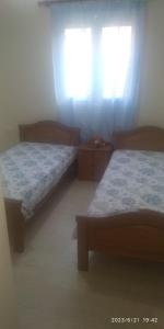 AkrogialiΠαραθαλάσσιο Διαμέρισμα στο Ακρογιάλι1的卧室设有2张床和窗户。