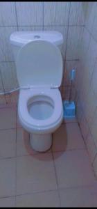 NkongsambaLa Cité des Anges的浴室位于隔间内,设有白色卫生间。
