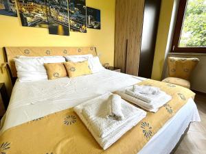 日科德尔格尔福迪艾斯Cà dè Armando - Val di Vara e Cinque Terre的一间卧室配有一张大床和毛巾