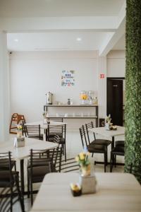蒙克洛瓦Hotel Capital Frontera的一间带桌椅的用餐室和一间厨房