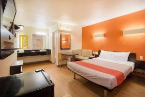 奥古斯塔Motel 6 - Augusta, GA的一间酒店客房 - 带一张床和一间浴室