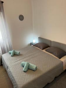 萨卡文Nosso Aconchego的一间卧室配有一张带两个枕头的床