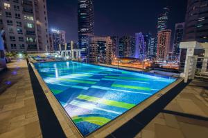 迪拜玛立纳比布鲁斯酒店的游泳池在城市顶端的夜晚