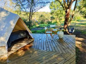 斯韦伦丹Gaia Double bell tent的木甲板上的帐篷,配有桌子