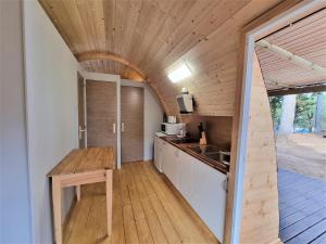 莱斯卡拉Bungalow Nomad Paraiso的厨房设有木制天花板和桌子。