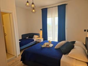 格拉达茨Apartment Ana - Gradac的一间卧室配有一张蓝色的床,上面有盘子的食物