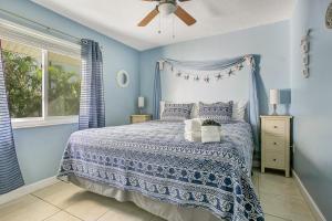 克利尔沃特Five Palms Vacation Rentals- Daily - Weekly - Monthly的蓝色卧室配有床和吊扇