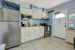 克利尔沃特Five Palms Vacation Rentals- Daily - Weekly - Monthly的厨房配有白色橱柜和不锈钢冰箱