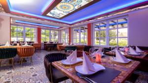 巴特法灵博斯特尔柏林公园酒店的用餐室设有桌椅和窗户。