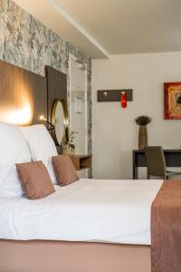 维里Hotel Veere的卧室配有一张白色的大床和一张桌子